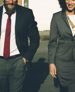 photographie d'une femme et d'un homme d'affaires qui marchent