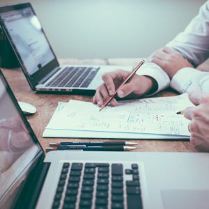 2 hommes sont en train de discuter sur des plans avec leurs ordinateurs