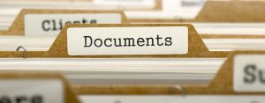 photographie de documents administratifs rangés dans des classeurs